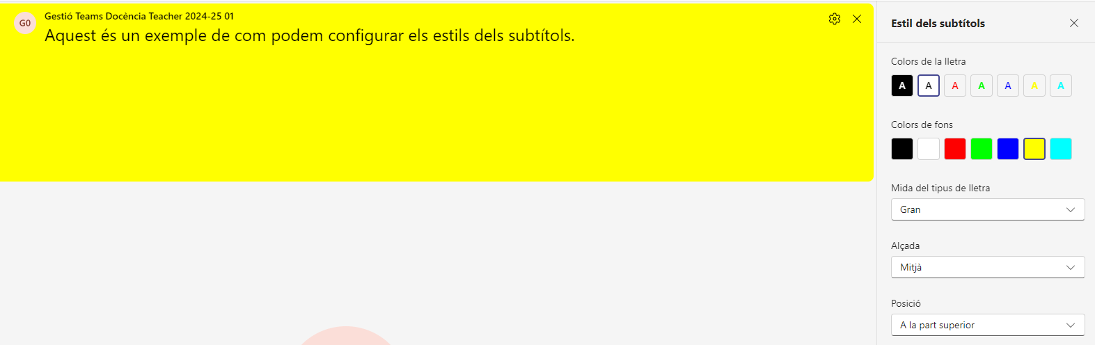 Alt: Captura de pantalla Teams Configuració Estils subtítols. Mostra un exemple de subtítols configurats en lletra negra, fons groc, mida mitjana i ubicació superior.