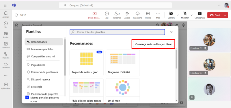 captura de pantalla finestra de plantilles disponibles o començar amb un llenç en blanc per la pissarra interactiva en una videotrucada de Teams.